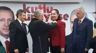 CHP'den AK Parti'ye Geçen Belediye Başkanına Parti Rozetini Başbakan Taktı