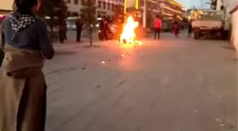 Çin'de Tibetli Rahip Kendisini Yaktı