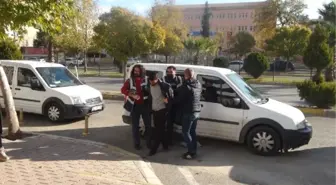 Kaçtığı Otomobille Polis Aracına Çarpınca Yakalandı