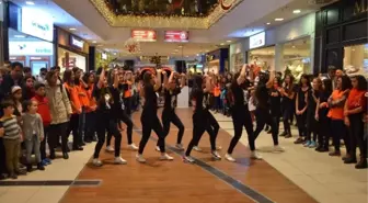 Öğrencilerden Kadına Yönelik Şiddete Karşı 'Flash Mob Dans Gösterisi'