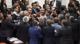 Meclis'te Kavga! AK Partililer ile HDP'liler Yumruklaştı