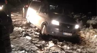 Araçları Kara Saplanan 5 Kişiyi Jandarma Kurtardı
