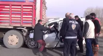 Hafif Ticari Araç Tıra Çarptı: 1 Yaralı