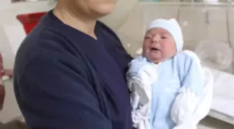 İki Günlük Bebek Donmak Üzereyken Cami Avlusunda Bulundu (2)