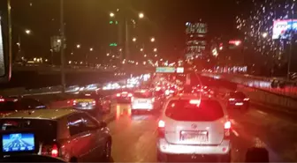 Yağmur Yağdı, İstanbul'da Trafik Kilitlendi!
