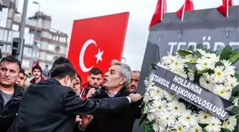 Konsoloslar Çelenk Bıraktı