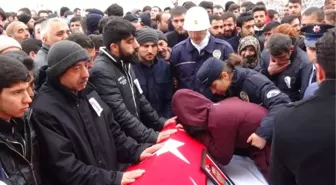 Muş Şehidine Ağladı