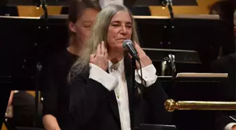 Nobel Töreninde Bob Dylan'ın Şarkısını Seslendiren Patti Smith Sözleri Unuttu