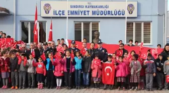 Öğretmen ve Öğrenciler Polisin Yanında