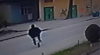 Sakarya Otomobilin Bisikletliye Çarpma Anı Kameralara Yansıdı