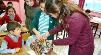 Üniversite Öğrencilerinden Kırtasiye Yardımı