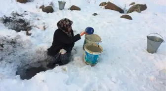 Utandıran Manzara! Ardahan'da Köylüler Buz Kırarak Su Arıyor