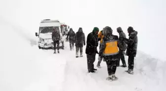 Ağrı'da Mahsur Kalan Yolcular Paletli Ambulansla Kurtarıldı