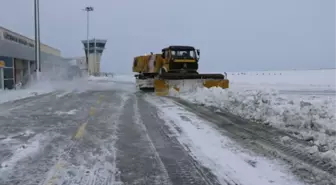 Iğdır Havalimanında Kar Temizleme Çalışması