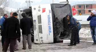 Otomobilin Çarptığı Minibüs Devrildi: 1 Yaralı