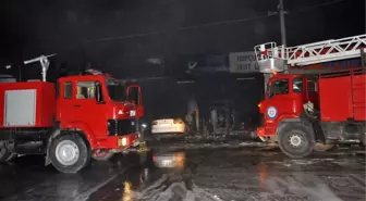 Sanayi Sitesindeki Yangında 2 Kişi Yaralandı, 11 Kişi Dumandan Etkilendi