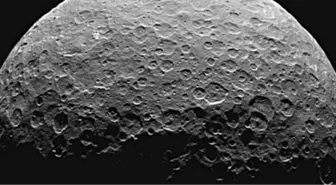 Ceres'in Gölgeli Kutbunda Buzullar Keşfedildi