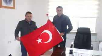 İş Adamı Akcan Polislere Türk Bayrağı ve Karanfil Dağıttı