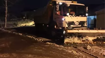 Kar Küreme Bıçaklarıyla Köy Yolları Temizleniyor