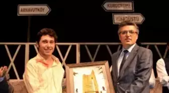 Ayyar Hamza Bozüyüklü Tiyatro Severleri Güldürdü