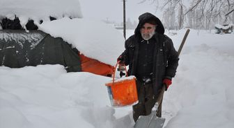 Köylüler, Su Sıkıntısını Kar Eriterek Gideriyor