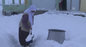 Köylüler, Su Sıkıntısını Kar Eriterek Gideriyor