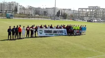 Amatör Futbolcular Sahaya Polis Üniformasıyla Çıktı