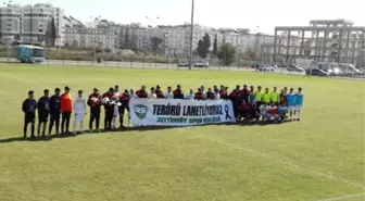 Amatör Futbolcular Sahaya Polis Üniformasıyla Çıktı