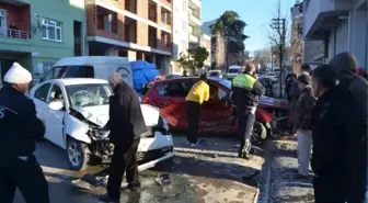Bafra'da 2 Otomobil Çarpıştı: 3 Yaralı