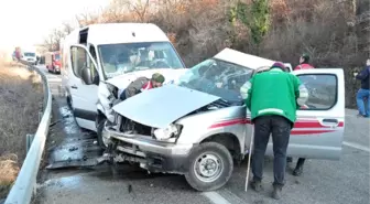 Keşan'da Yolcu Minibüsüyle Kamyonet Çarpıştı: 8 Yaralı