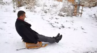 Belediye Başkanı, Çocuklarla Kar Topu Oynayıp Kızakla Kaydı