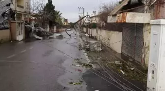 İskenderun'da Fırtına Çatıları Uçurdu