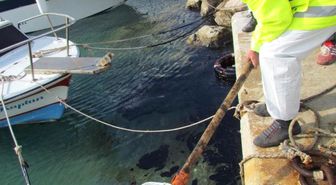 Çeşme'de Denize Sızan Yakıt Kirliliği Temizleniyor