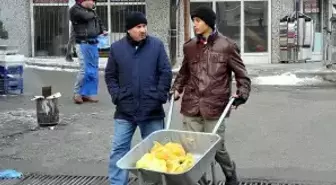 Tornet'İyle 8 Kişilik Ailesini Sırtında Taşıyor