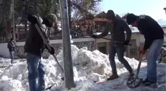 Akseki Belediyesi Kamyonlarla Şehir Dışına Kar Taşıyor