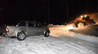 Antalya'da Kardan Yolu Kapanan Yaylada 6 Kişilik Aile ve 300 Koyun Kurtarıldı