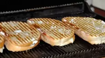 Ayvalık Tostunun Çikolatalı, Balıklı ve Zeytinlisini Yaptı