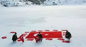 Buz Tutmuş Gölet Üzerinde Terörü Lanetlediler