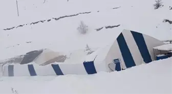 Hakkari'de Buz Pateni Pistinin Çatısı Kardan Çöktü