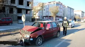 Kamyonet Geri Geri Yola Giriş Yapan Tıra Çarptı: 2 Yaralı