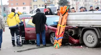 Kamyonete Çarpan Otomobilde 1 Kişi Yaralandı