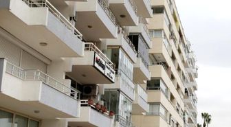 Antalya'da 'Yarasa Pisliği' Mahalleyi İkiye Böldü
