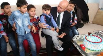 Çolakbayrakdar Çocukların Davetini Geri Çevirmedi