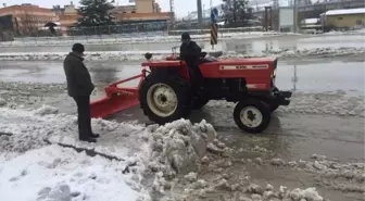 Muhtar Çareyi Kendine Ait Traktöre Kar Küreme Paleti Bağlayarak Buldu