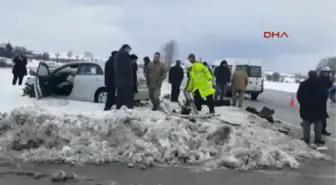 Öğrenci Servisi Ile Otomobil Çarpıştı: 1'i Ağır 13 Yaralı