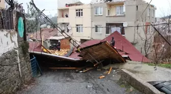 Sarıyer'de Bir Binanın Çatısı Başka Bir Evin Bahçesine Uçtu