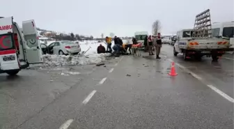 Samsun'da Otomobil ile Öğrenci Servis Minibüsü Çarpıştı: 13 Yaralı