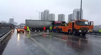 Tem Otoyolunda Tır Yan Döndü, Trafik Felç Oldu