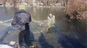 Tulumla Buz Gibi Suya Girip, Balık Tutuyorlar