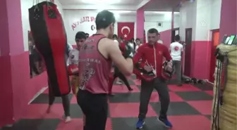 Ay Yıldız Spor Kulübü'nden Başarılı Sporculara Plaket